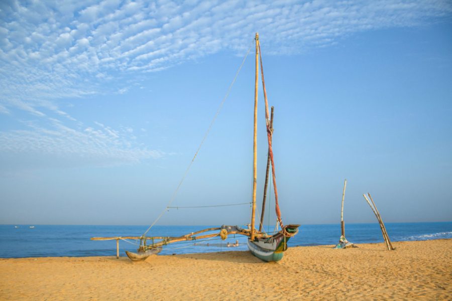 Catamaran de pêche traditionnel échoué sur la plage de Negombo