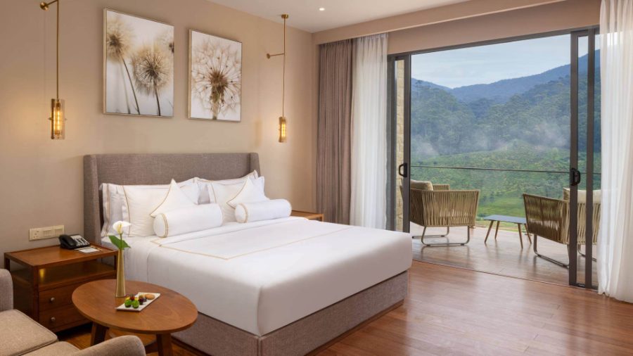 Chambre avec balcon privé ouvert sur les montagnes de thé