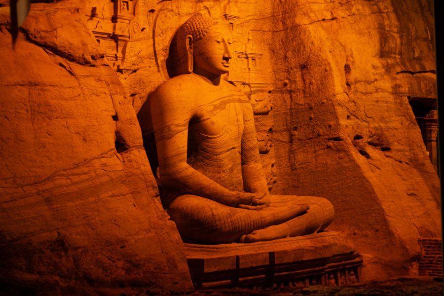 Bouddha de pierre du Gal Vihara éclairé à la tombée du jour
