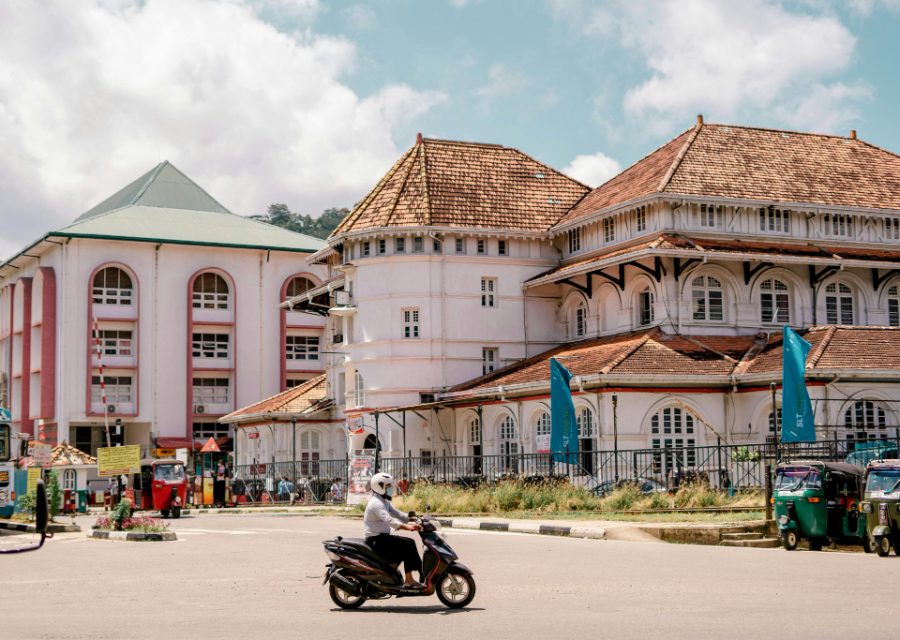 La gare coloniale de Kandy et ses tuk-tuks
