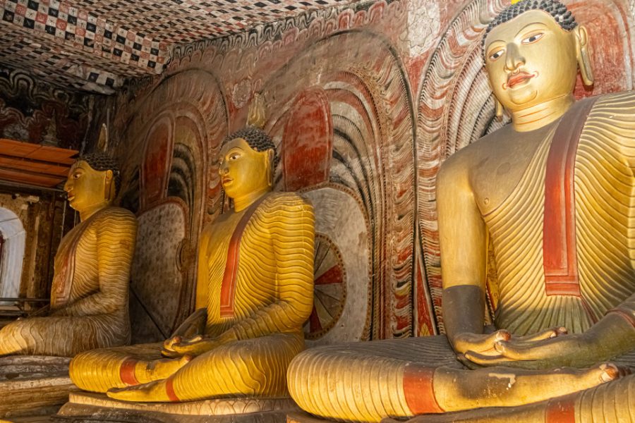 Bouddhas assis dans les grottes peintes de Dambulla
