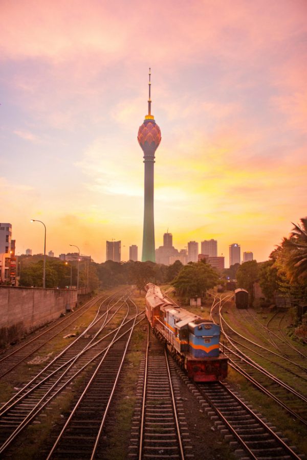 La Lotus Tower de Colombo au lever du soleil