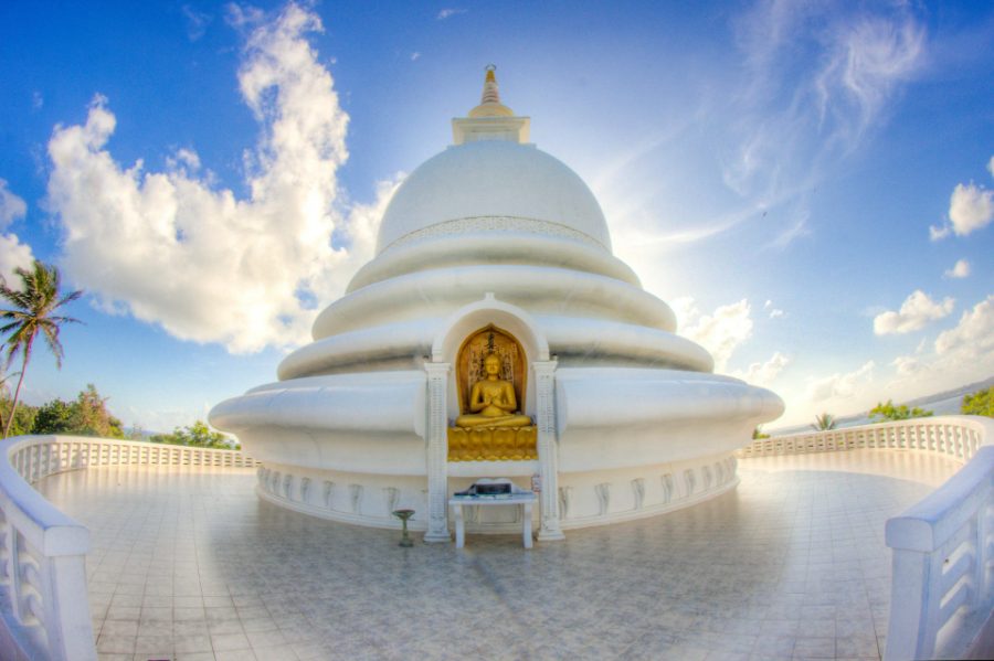 La pagode blanche de la Paix face à l'océan