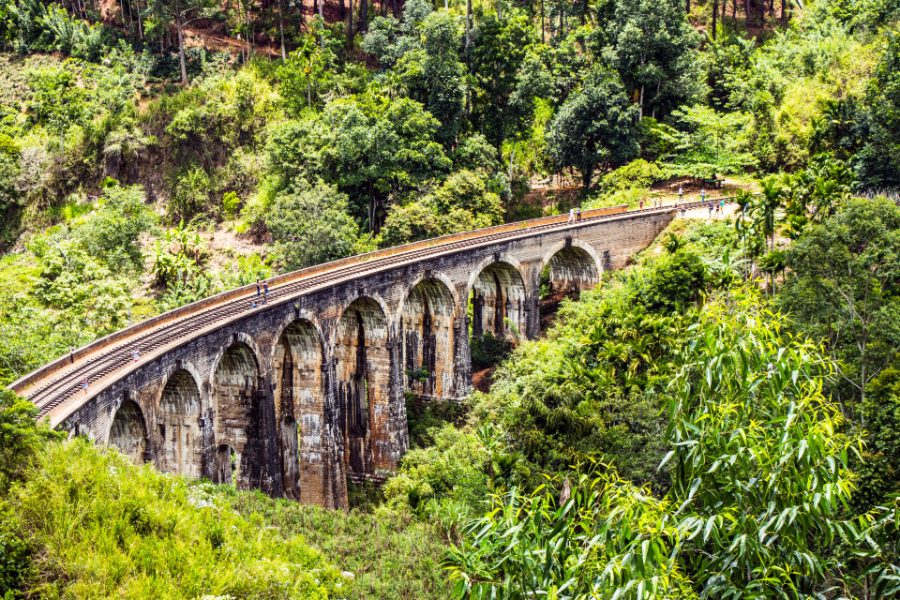Le pont aux Neuf Arches d'Ella au cœur de la jungle