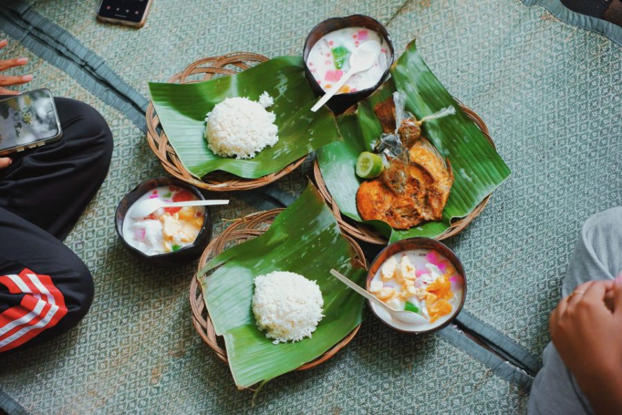 Riz et poisson servis sur une feuille de bananier