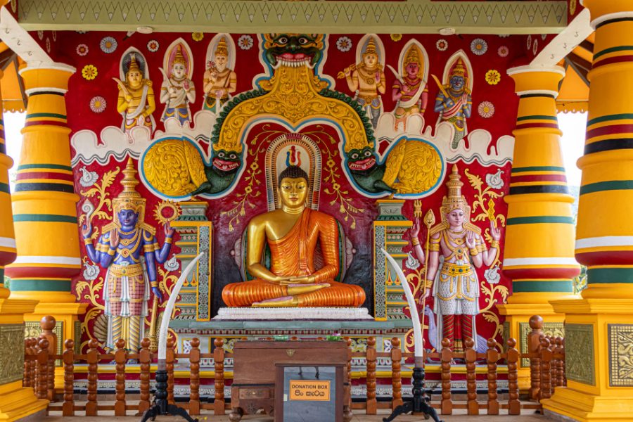 Sanctuaire aux couleurs vives et Bouddha doré