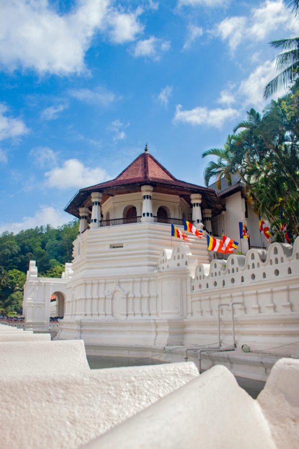 Le Temple de la Dent de Kandy et ses drapeaux bouddhistes