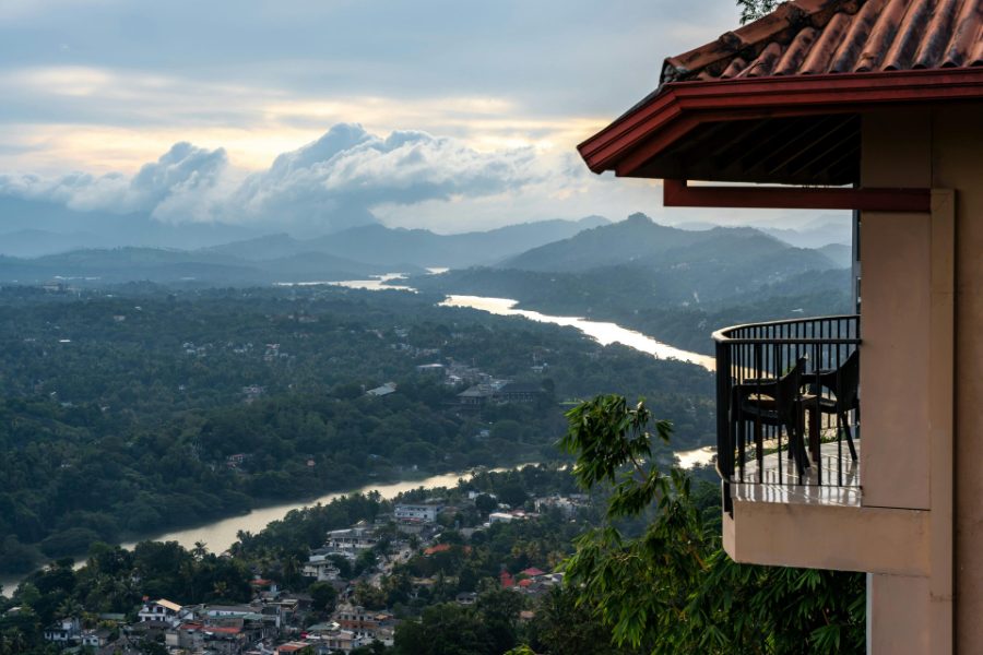 Vue sur la vallée de Kandy depuis un balcon au petit matin